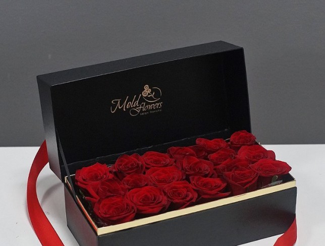 Коробка с красными розами "Огонь души" Фото